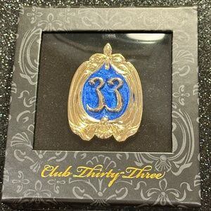 BRAND NEW Disneyland Club 33 Exclusive Pin – Never Removed from Box